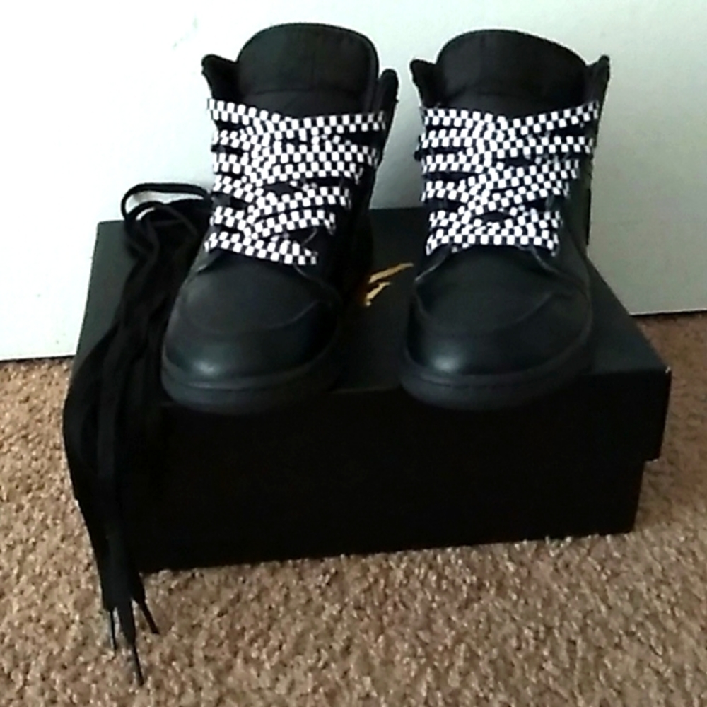 Jordan 1 Mid TRIPLE BLACK  SIZE BIG BOY 6Y =7.5 WOMEN ( 2019) YR.